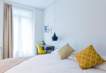 Pensi  n Buenpas allows 18 year olds to book a room