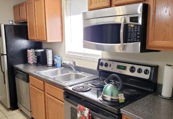 Prime Location for UF Visitors 2BR Condo with Pool and Fast Wi-Fi allows 18 year olds to book a room