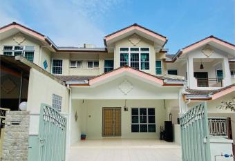 LILY VACATION HOME at CAMERON HIGHLANDS - 12 PAX,FREE WiFi w CARPORCH has Balcony rooms