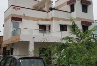 Rutugandh Homestay allows 18 year olds to book a room