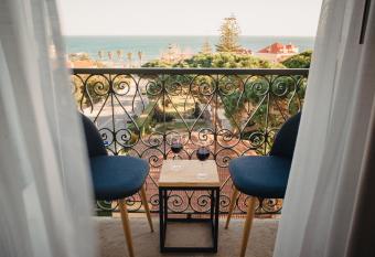 A House in Estoril - Adults Only allows 18 year olds to book a room