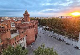 Le Castillet- Perpignan centre ville allows 18 year olds to book a room