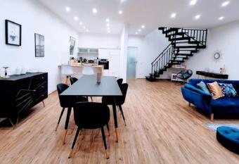 Ludwig der xvi has Balcony rooms