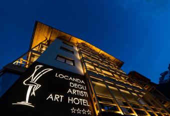 Locanda degli Artisti Art Hotel has rooms with a private hot tub