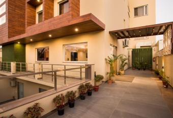 SILVER OAK near Medanta Medicity has Balcony rooms