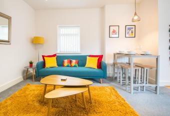 Detached Coach House near Principality Stadium in Cardiff has Balcony rooms