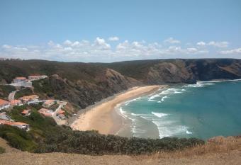 Vila Fortaleza II - Arrifana Beach allows 18 year olds to book a room