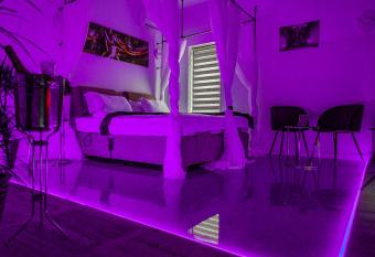 Puzzle Apartaments&Studios has rooms with a private hot tub