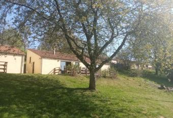 Le repaire des   cureuils Vall  e de Rabais has Balcony rooms