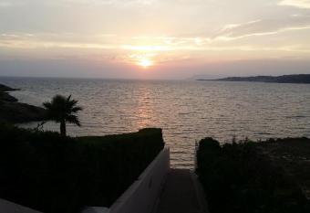 T2 de 33 m2 plus terrasse de 20m2 vue sur mer climatis      10 secondes chrono    pied de la plage , mer et sentier du littoral R  sidence marina cap n  gre Six-Fours-les-Plages allows 18 year olds to book a room