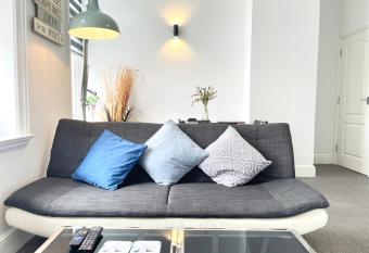 Modern Family Apartment FREE Parking and Gym by Beach has Balcony rooms