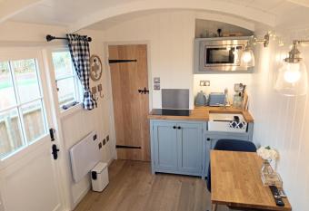 Yew Tree View Luxury Shepherd s Hut has Balcony rooms