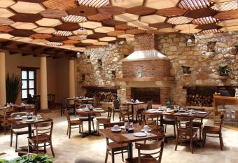 La Estancia has Balcony rooms