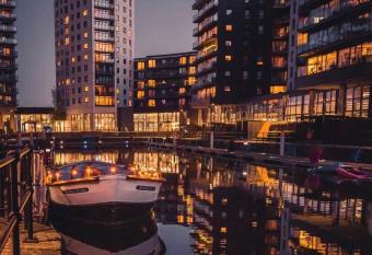 PRIMEDOORSTEP Deluxe City Centre Apt Balcony View& Free Parking! has Balcony rooms