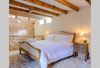 The Cow House - In the heart of Whitby allows 18 year olds to book a room