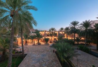                       Bustan lnn has rooms with a private hot tub