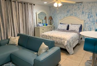 Cozy Studio only 10 minutes by car of Siesta Key allows 18 year olds to book a room