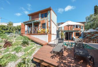 Las Hermanas A y B allows 18 year olds to book a room