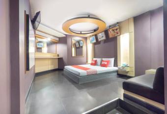 OYO 75382 Chonburi Hotel allows 18 year olds to book a room