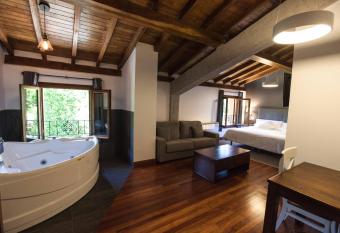 Casa Rural Arregi has rooms with a private hot tub