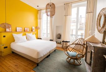 Maison Man  ge Bordeaux Centre has Balcony rooms