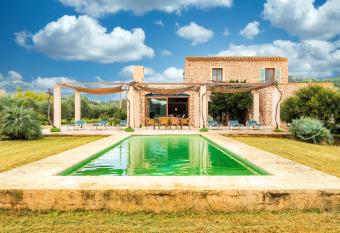 Can Jeroni Carrio has Balcony rooms