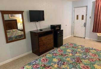 Executive Inn Mercedes Weslaco allows 18 year olds to book a room