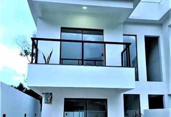 Casa com dois pavimentos nova, em Mariscal has rooms with a private hot tub