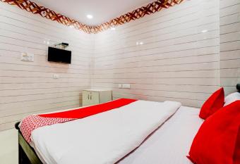 OYO HYD1516 Hotel Aroma Classic allows 18 year olds to book a room