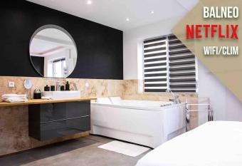 BD ROOM LOVE ROOM COSY    SAINT-ETIENNE has rooms with a private hot tub