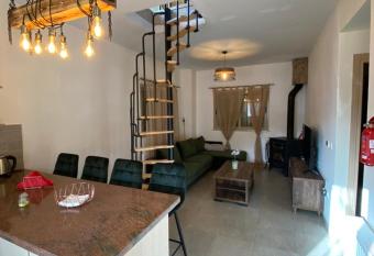 Aprosmeno Jacuzzi House 2 has rooms with a private hot tub