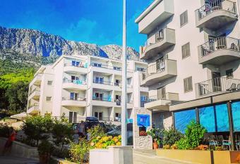 HOTEL IVANDO - MASLINA has Balcony rooms