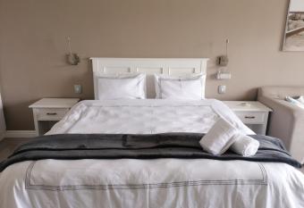 Beachfront resort @51 Brookes Hill Suites has Balcony rooms