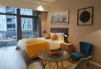 Menlyn Residence - Luxury Studio Apartment allows 18 year olds to book a room