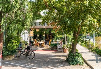 Hotel P  ker allows 18 year olds to book a room