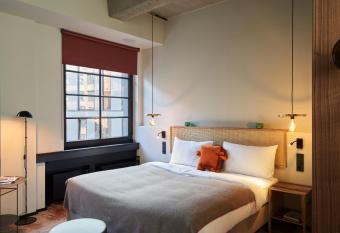 hood house allows 18 year olds to book a room