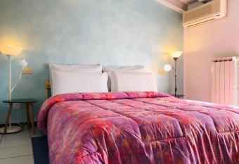 Sunshine on Garda Lake - Private Apartment Desenzano del Garda allows 18 year olds to book a room