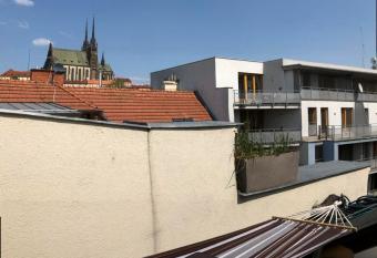 V centru mesta s vyhledem na Petra, a parkovani has Balcony rooms