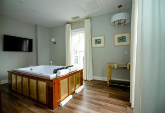 The Colonial Inn has Balcony rooms