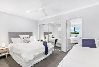 Mala Retreat Sleeps 7, Two Bedrooms & Ensuites allows 18 year olds to book a room