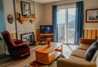 Smoky Mountains Studio w Balcony has rooms with a private hot tub