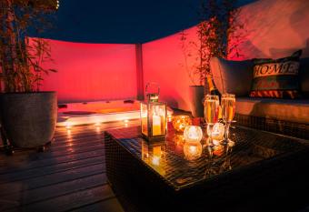 Primrose Lodge with Hot Tub has Balcony rooms