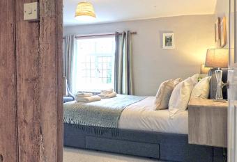 Magnolia Cottage has Balcony rooms