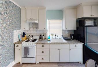 The Comfi Coral - Apartment Home Studio C allows 18 year olds to book a room