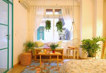 Autumn Apartment allows 18 year olds to book a room