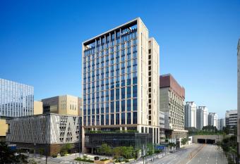 GRAVITY Seoul Pangyo, Autograph Collection allows 18 year olds to book a room