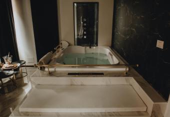 Royalroom-relaxing spa & luxury apartments has Balcony rooms