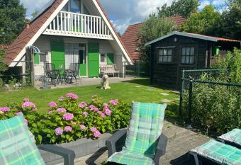 Vakantiehuis Sofie Lauwersmeer met sauna has Balcony rooms