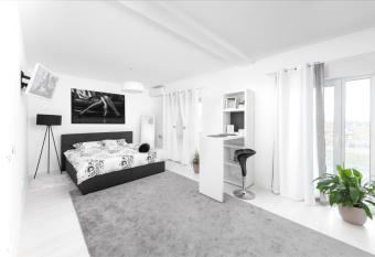 REEAS APARTAMENT 13 has Balcony rooms