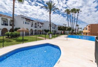 Renovated apartment on beachside with pool allows 18 year olds to book a room